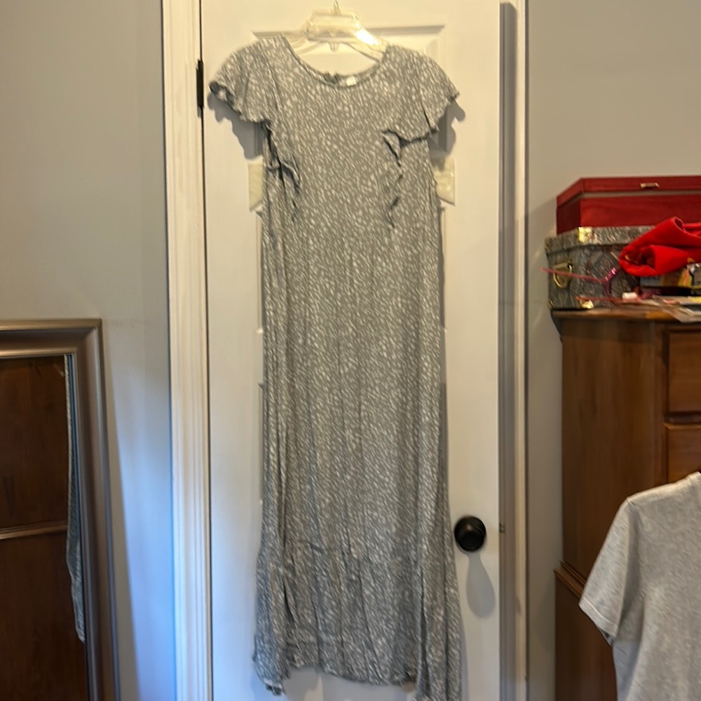 Seraphine nursing dress. Top frilly parts hide nursing zippers. Worn once.